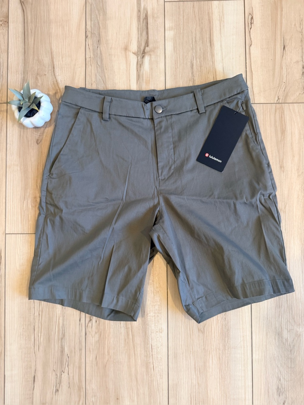 NEW LULULEMON commission classic short slim in grey sage